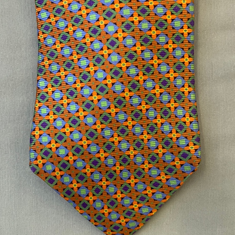 Italian silk tie .  Unique pattern